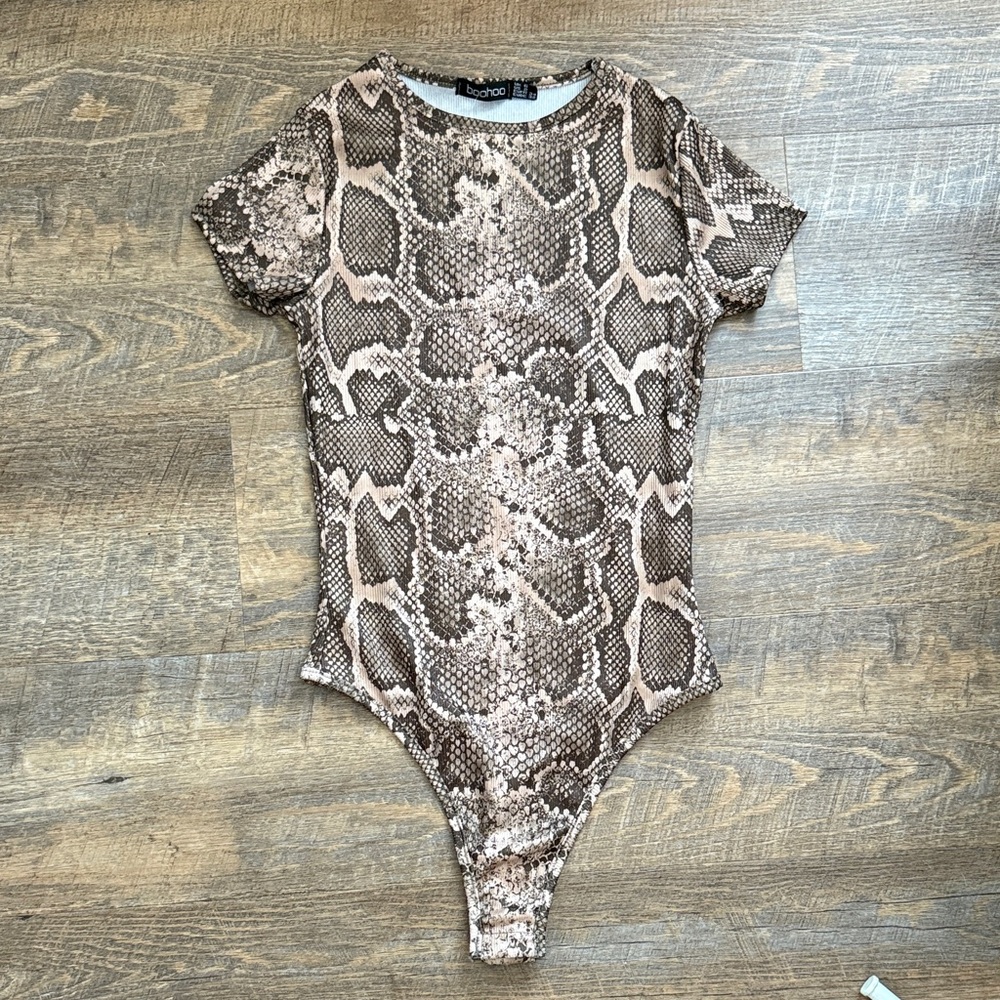 Boohoo Snake Print Short Sleeve Bodysuit Brown Size 2 NWT